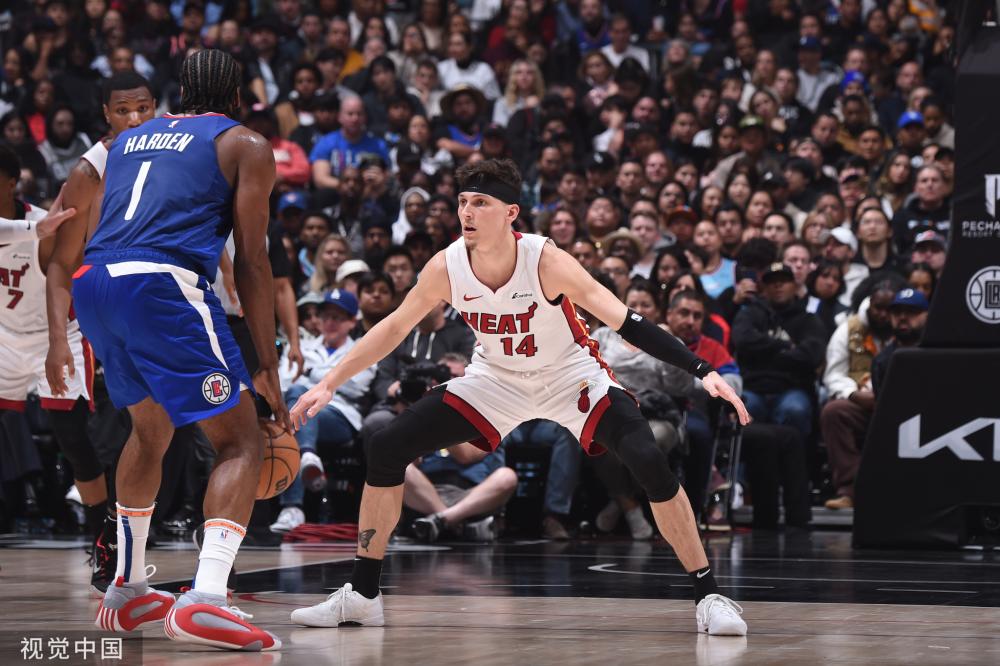 她自信地表 她自信地表